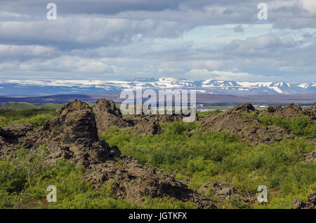 Dimmuborgir - una città di roccia nei pressi del Lago Myvatn nel nord dell'Islanda con grotte vulcaniche, campi di lava e le formazioni rocciose Foto Stock