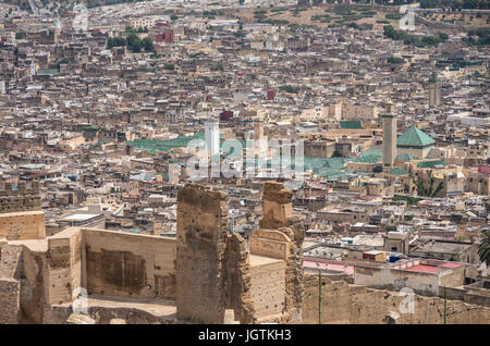 Panorama del FES (fez) medina città vecchia - una delle più antiche città imperiali in Marocco Foto Stock