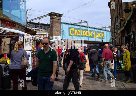 Regno Unito Londra - 08 Aprile 2015: il mercato di Camden a Londra, Inghilterra. Camden è il quarto più famosa attrazione turistica di Londra. Foto Stock