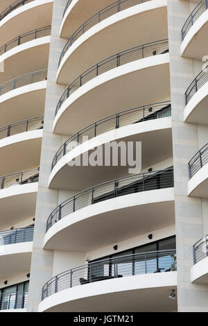 Un modello astratto di calcestruzzo balconi su un edificio di appartamenti a St Julians Bay Malta - Architettura moderna Foto Stock