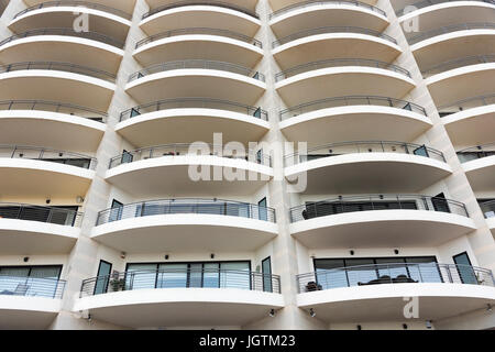 Un modello astratto di calcestruzzo balconi su un edificio di appartamenti a St Julians Bay Malta - Architettura moderna Foto Stock