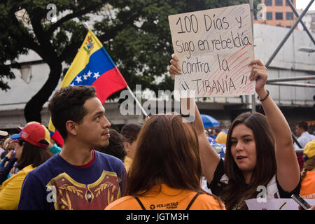 Oppositors dimostranti al governo di Nicolás Maduro ha incontrato in chacaíto, a est di Caracas, per cento giorni di proteste. Foto Stock