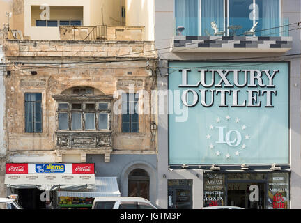 Si tratta di un vecchio edificio e un nuovo luxury outlet shop accanto a ogni altra in Sliema Malta il vecchio un dnew giustapposti Foto Stock