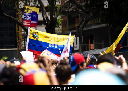 Oppositors dimostranti al governo di Nicolás Maduro ha incontrato in chacaíto, a est di Caracas, per cento giorni di proteste. Foto Stock