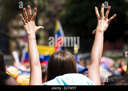 Oppositors dimostranti al governo di Nicolás Maduro ha incontrato in chacaíto, a est di Caracas, per cento giorni di proteste. Foto Stock