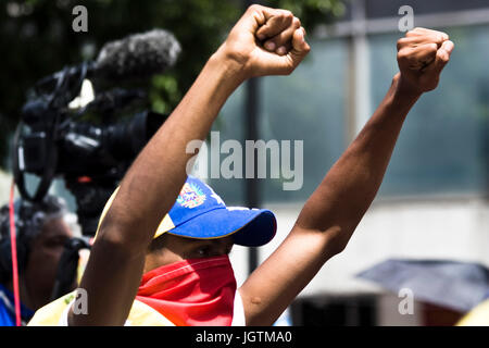 Oppositors dimostranti al governo di Nicolás Maduro ha incontrato in chacaíto, a est di Caracas, per cento giorni di proteste. Foto Stock