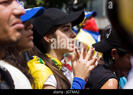 Oppositors dimostranti al governo di Nicolás Maduro ha incontrato in chacaíto, a est di Caracas, per cento giorni di proteste. Foto Stock