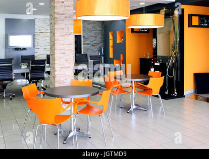 Ufficio moderno spazio luminoso con mobili di colore arancione Foto Stock