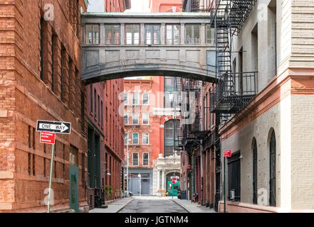 Vicolo nascosto scena sulla strada di pinzatura nella storica area di Tribeca di Manhattan, New York New York Foto Stock