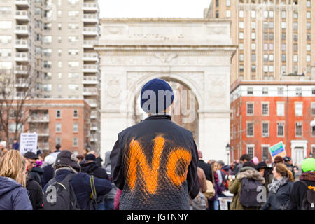 NEW YORK CITY - 11 Febbraio 2017: una folla di persone si radunano per una politica di immigrazione nel rally di Washington Square Park a Manhattan, New York City Foto Stock