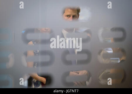 Il principe Harry incontra il personale durante una visita alla Scuola Londinese di Igiene e Medicina Tropicale nel quartiere di Bloomsbury a Londra dove ha visto il lavoro svolto per la lotta contro alcune delle più pressanti questioni di salute. Foto Stock