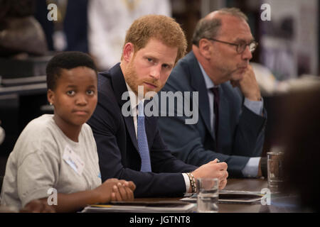 Il principe Harry incontra il personale durante una visita alla Scuola Londinese di Igiene e Medicina Tropicale nel quartiere di Bloomsbury a Londra dove ha visto il lavoro svolto per la lotta contro alcune delle più pressanti questioni di salute. Foto Stock