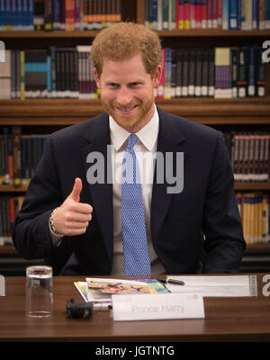 Il principe Harry incontra il personale durante una visita alla Scuola Londinese di Igiene e Medicina Tropicale nel quartiere di Bloomsbury a Londra dove ha visto il lavoro svolto per la lotta contro alcune delle più pressanti questioni di salute. Foto Stock