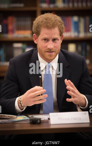 Il principe Harry incontra il personale durante una visita alla Scuola Londinese di Igiene e Medicina Tropicale nel quartiere di Bloomsbury a Londra dove ha visto il lavoro svolto per la lotta contro alcune delle più pressanti questioni di salute. Foto Stock