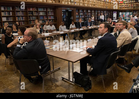 Il principe Harry incontra il personale durante una visita alla Scuola Londinese di Igiene e Medicina Tropicale nel quartiere di Bloomsbury a Londra dove ha visto il lavoro svolto per la lotta contro alcune delle più pressanti questioni di salute. Foto Stock