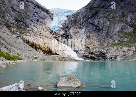 Briksdalsbreen o Ghiacciaio Briksdal è un braccio del ghiacciaio Jostedalsbreen Briksdalsbrevatnet sopra il lago glaciale in Jostedalsbreen parco nazionale in Norvegia Foto Stock