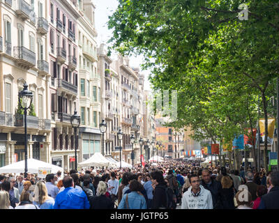 La folla op gente camminare lungo Avinguda del Portal de l'Àngel su Sat Jordi giorno, Barcelona, Spagna. Foto Stock