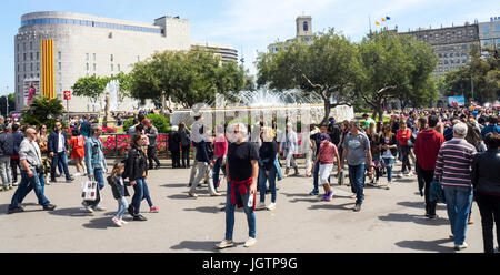 La folla di gente che passeggia in Placa de Catalunya il Sant Jordi giorno, Barcelona, Spagna. Foto Stock