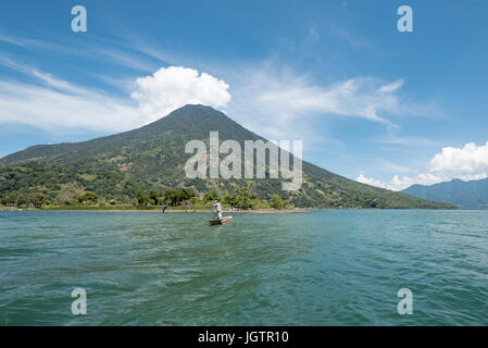 Pescatore sul lago Atitlan, Guatemala Foto Stock