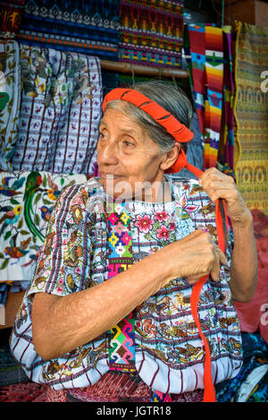 Un vecchio Indegenous Maya della donna che indossa abiti tradizionali, compresa una tocoyal o testa wrap tipico hat di Santiago Atitlan, Guatemala Foto Stock