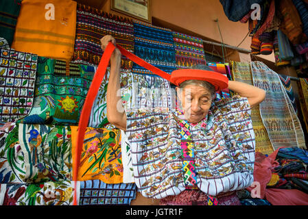 Un vecchio Indegenous Maya della donna che indossa abiti tradizionali, compresa una tocoyal o testa wrap tipico hat di Santiago Atitlan, Guatemala Foto Stock