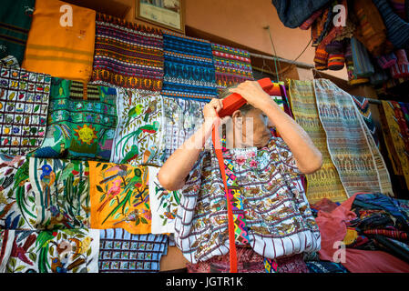 Un vecchio Indegenous Maya della donna che indossa abiti tradizionali, compresa una tocoyal o testa wrap tipico hat di Santiago Atitlan, Guatemala Foto Stock