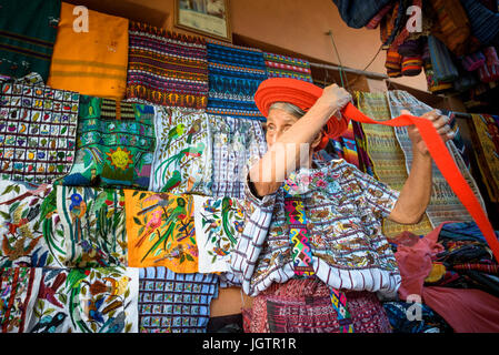 Un vecchio Indegenous Maya della donna che indossa abiti tradizionali, compresa una tocoyal o testa wrap tipico hat di Santiago Atitlan, Guatemala Foto Stock