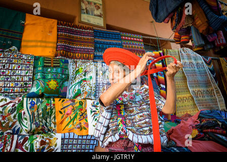 Un vecchio Indegenous Maya della donna che indossa abiti tradizionali, compresa una tocoyal o testa wrap tipico hat di Santiago Atitlan, Guatemala Foto Stock