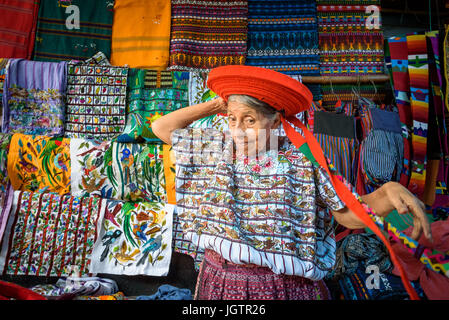 Un vecchio Indegenous Maya della donna che indossa abiti tradizionali, compresa una tocoyal o testa wrap tipico hat di Santiago Atitlan, Guatemala Foto Stock