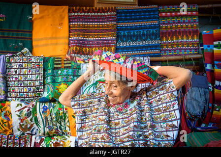 Un vecchio Indegenous Maya della donna che indossa abiti tradizionali, compresa una tocoyal o testa wrap tipico hat di Santiago Atitlan, Guatemala Foto Stock