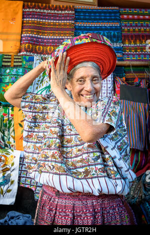 Un vecchio Indegenous Maya della donna che indossa abiti tradizionali, compresa una tocoyal o testa wrap tipico hat di Santiago Atitlan, Guatemala Foto Stock