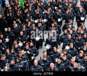 8 Luglio, 2017. Ad Amburgo in Germania. grande manifestazione marzo attraverso il centro di Amburgo per protestare contro il vertice del G20 in città. Qui grande gruppo di forze di polizia Foto Stock