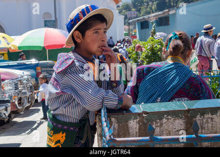 La vita di strada in Todos Santos Cuchumatán, indigeni ragazzo indossa indumenti tradizionali. Guatemala Foto Stock