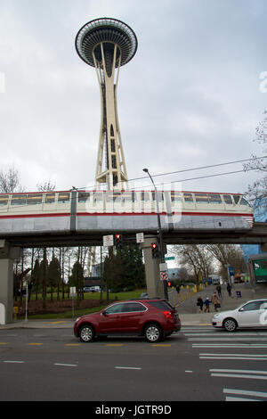 SEATTLE, WASHINGTON, STATI UNITI D'AMERICA - gennaio 24th, 2017: l'Esperienza del Progetto della Musica EMP e monorotaia di Seattle in esecuzione attraverso con lo Space Needle in background su un giorno nuvoloso. EMP è stato progettato da Frank Gehry e ospita molti rari reperti di storia della musica Foto Stock