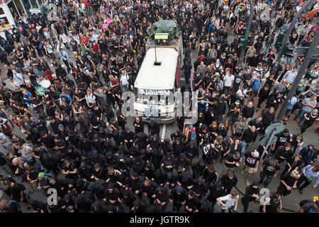 8 Luglio, 2017. Ad Amburgo in Germania. grande manifestazione marzo attraverso il centro di Amburgo per protestare contro il vertice del G20 che si svolgono in città. Gruppo di nero Foto Stock