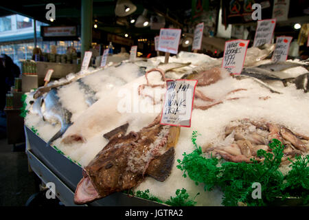 SEATTLE, WASHINGTON, STATI UNITI D'AMERICA - gennaio 24th, 2017: i clienti presso il Pike Place Fish Company attendere per ordinare pesce al famoso mercato di frutti di mare. Questo mercato, aperto nel 1930, è noto per la loro aria aperta al mercato del pesce di stile. Foto Stock