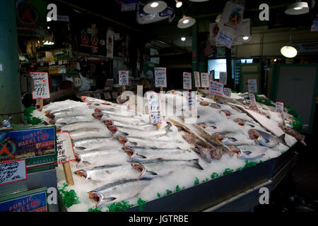 SEATTLE, WASHINGTON, STATI UNITI D'AMERICA - gennaio 24th, 2017: i clienti presso il Pike Place Fish Company attendere per ordinare pesce al famoso mercato di frutti di mare. Questo mercato, aperto nel 1930, è noto per la loro aria aperta al mercato del pesce di stile. Foto Stock