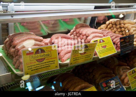 SEATTLE, WASHINGTON, STATI UNITI D'AMERICA - gennaio 24th, 2017: carne di maiale cruda salsicce bratwurst a Ulis Bierstube presso il Mercato di Pike Place. Questo mercato, aperto nel 1930, è noto per la loro aria aperta agli agricoltori Stile di mercato Foto Stock