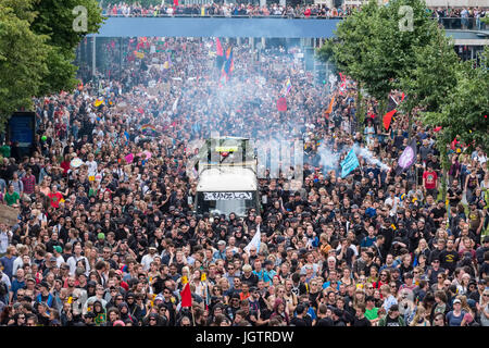 8 Luglio, 2017. Ad Amburgo in Germania. grande manifestazione marzo attraverso il centro di Amburgo per protestare contro il vertice del G20 che si svolgono in città. Foto Stock