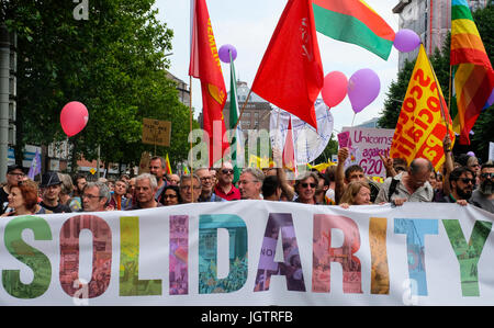 8 Luglio, 2017. Ad Amburgo in Germania. grande manifestazione marzo attraverso il centro di Amburgo per protestare contro il vertice del G20 che si svolgono in città. Foto Stock