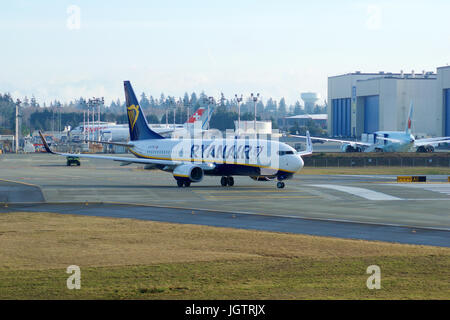 EVERETT, WASHINGTON, STATI UNITI D'AMERICA - gennaio 26th, 2017: Un nuovo di zecca Ryanair Boeing 737-800 Next Gen MSN 44766, registrazione EI-FTP ritorna dalla riuscita di un volo di prova, in atterraggio a Snohomish County Airport o Paine campo Foto Stock