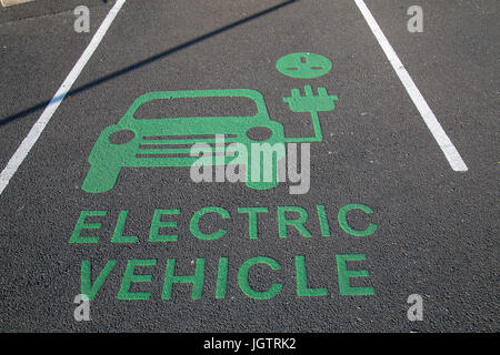 Parcheggio pubblico alloggiamenti per i veicoli elettrici. Per l'Isola di Man. Foto Stock