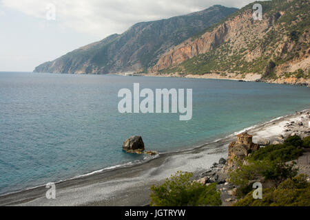 Siince più di mille anni la Chiesa ortodossa di Grecia Agios Pavlos sorge lungo la costa del Mar Libico a est di Agia Roumeli. Foto Stock