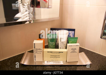 VIENNA, Austria - Aprile 28th, 2017: Hotel comodità doccia Vasca da bagno e sapone, fotografia reale in hotel ambiente ad una Penthouse Suite by Hilton Foto Stock