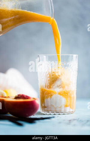 Luminose e colorate di crema di ghiaccio galleggiante. Succo di frutta che viene colato. Foto Stock