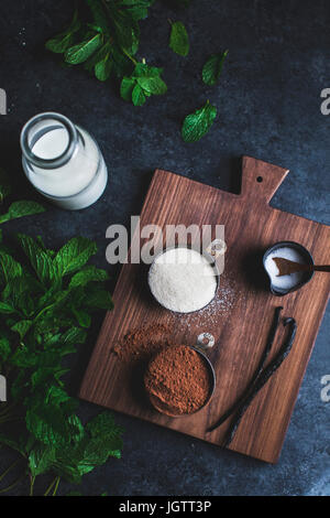 Ingredienti per la menta cioccolata calda su una tavola di legno. Foto Stock