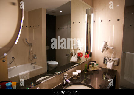 VIENNA, Austria - Aprile 28th, 2017: hotel lussuoso bagno interno e mobili di lusso con decor di stile moderno Foto Stock