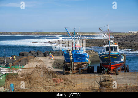 Due barche da pesca sul rimorchio al porto, village La Santa alla costa nord dell'isola di Lanzarote, Isole canarie, Spagna, Europa Foto Stock