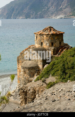 Siince più di mille anni la Chiesa ortodossa di Grecia Agios Pavlos sorge lungo la costa del Mar Libico a est di Agia Roumeli. Foto Stock