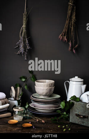 Vintage i sostegni alimentari su un vecchio tavolo in legno Foto Stock